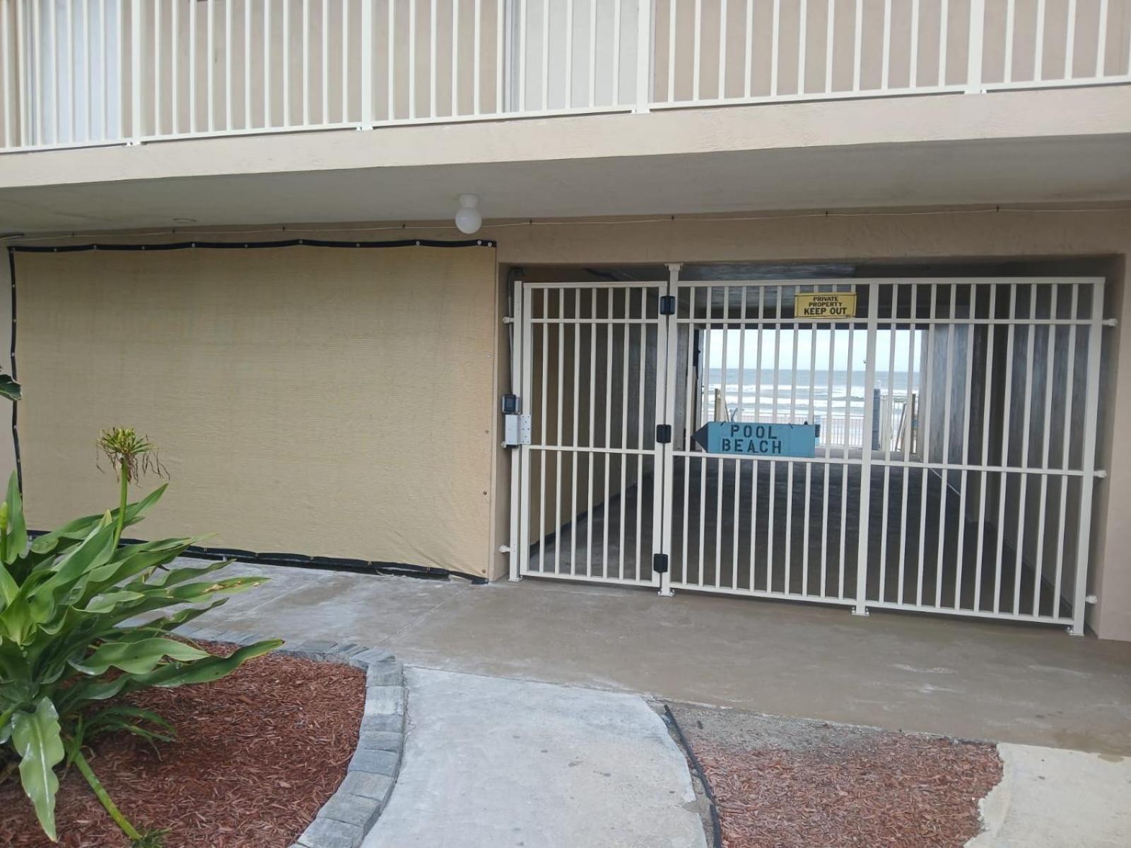 Ferienwohnung Ocean Breeze - Direct Ocean Front-Pool Is Open Daytona Beach Exterior foto